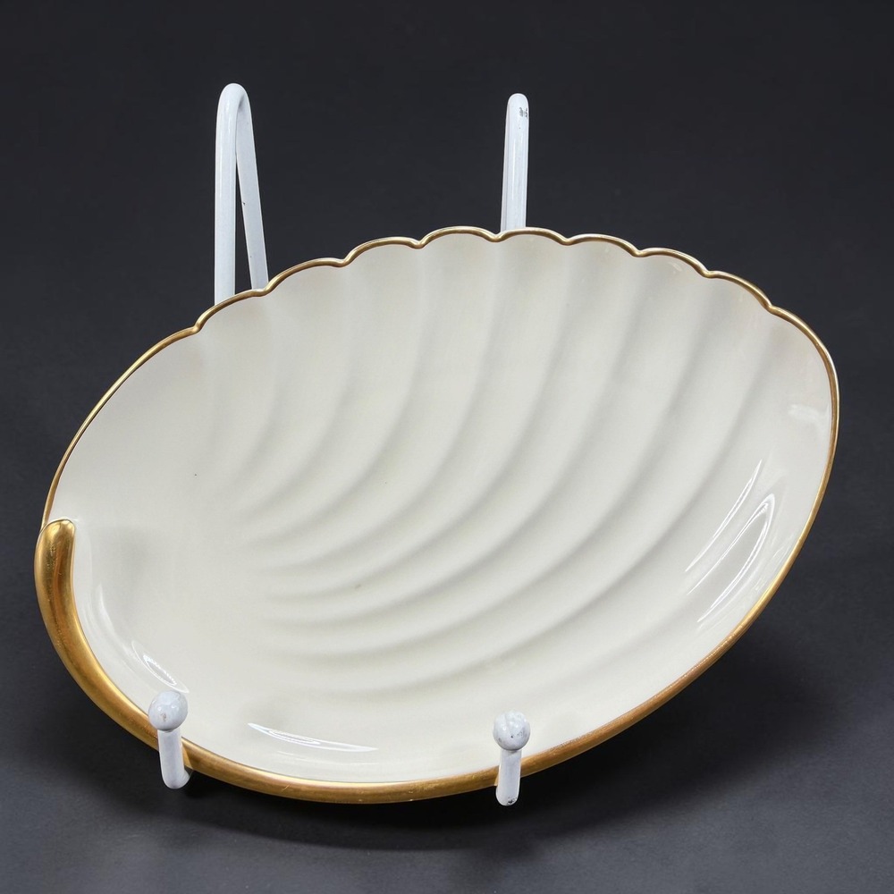Pickard China Shell Dish Gold Accent Ivory Scalloped Trinket Bowl USA 7in VTG